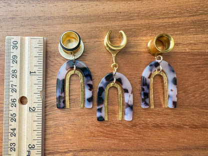 Beige & Black U-Shape Earrings w Gold Accent
