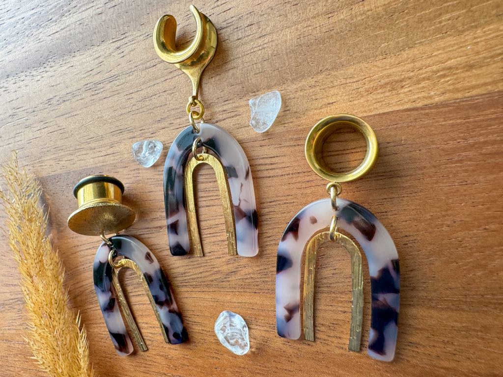 Beige & Black U-Shape Earrings w Gold Accent