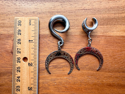 Cosmic Crescent Dangles